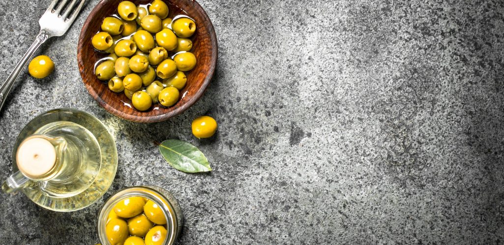 Pickled olives with olive oil.